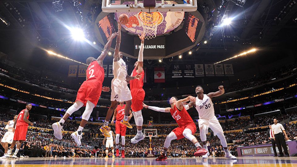Shooting guard Los Angeles Lakers, Louis Williams (putih) melakukan aksi lay up. Copyright: © Andrew D. Bernstein/NBAE via Getty Images